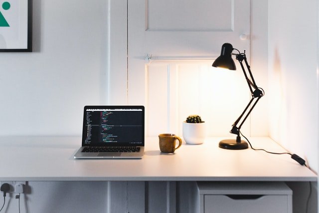 Lampa na pracovním stole