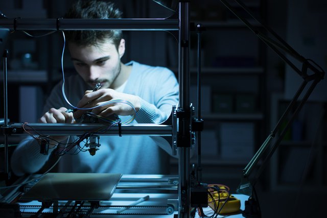 Muž pracující s 3D tiskárnou