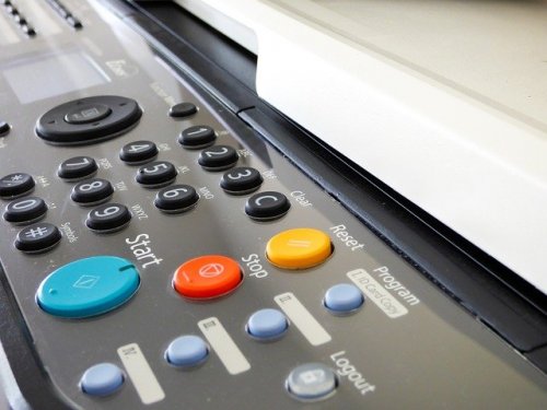 Zkušební tisk a test barev tiskárny
