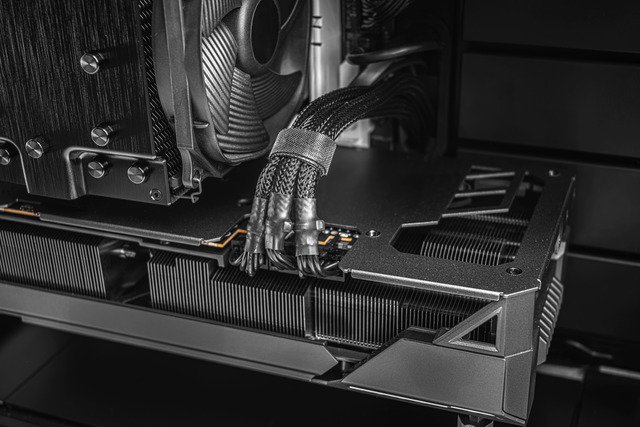 kabely připojené ke grafické kartě