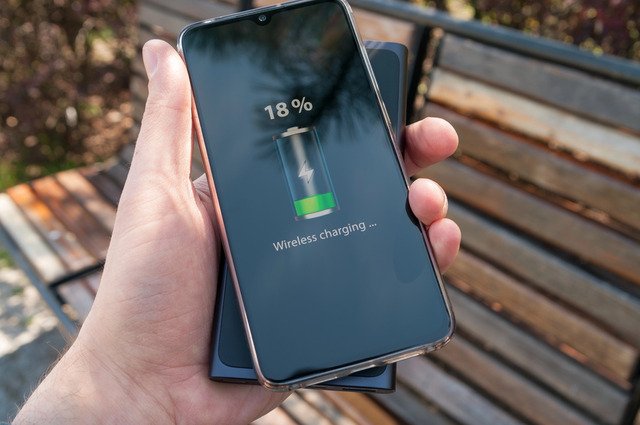 bezdrátové nabíjení mobilu z powerbanky
