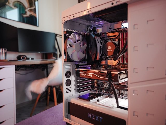 odkrytovaná počítačová skříň