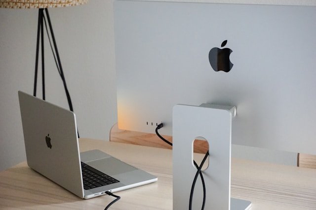monitor připojený k MacBooku