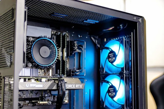 otevřený počítač s boxovaným chladičem CPU