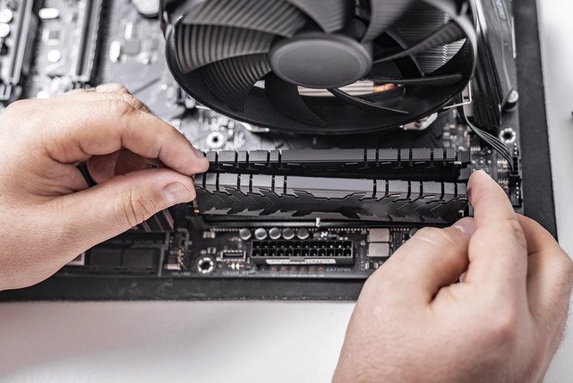 instalace RAM paměti do základní desky