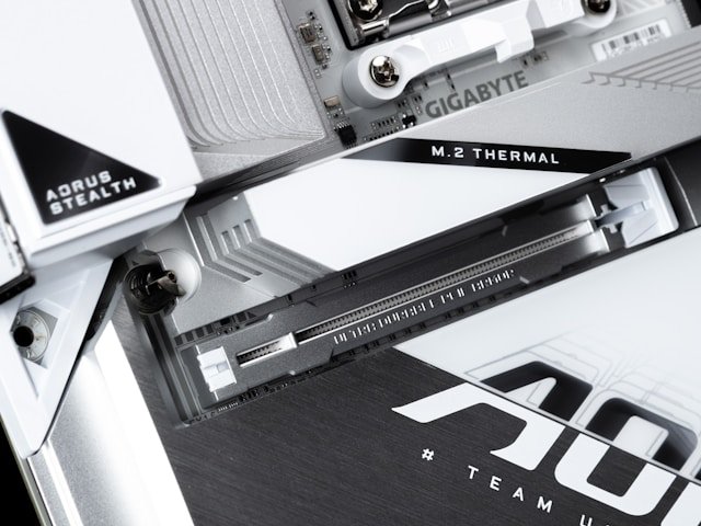 M.2 slot s heatsink