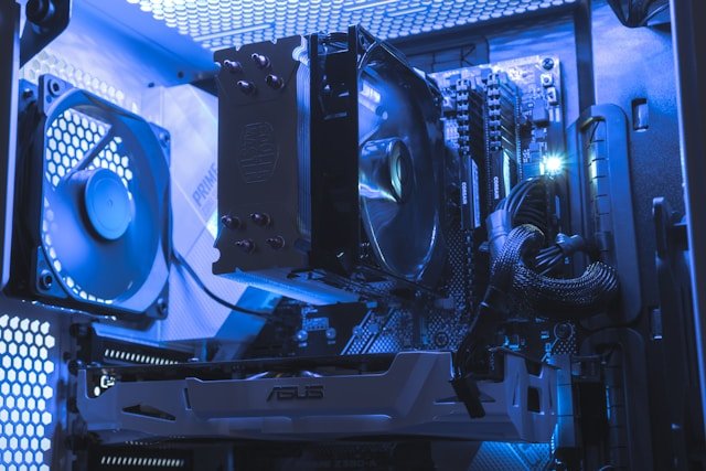 pasivní chladič s ventilátorem CPU v PC skříni