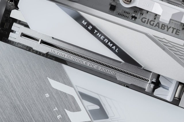 PCI-E x16 slot na základní desce
