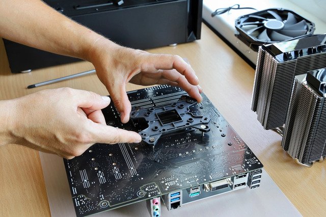 montáž backplate na základní desku