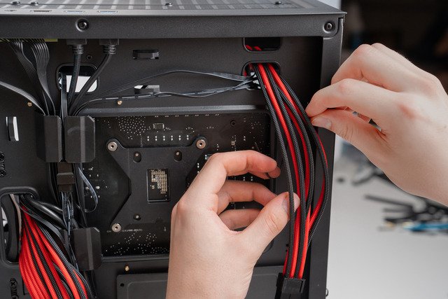 cable management v počítačové skříni