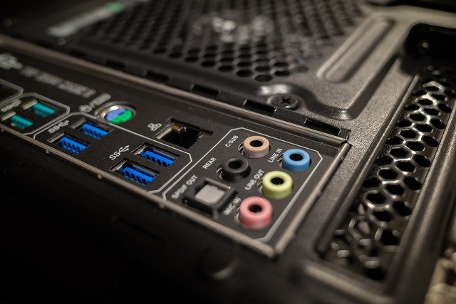 I/O shield v počítačové skříni