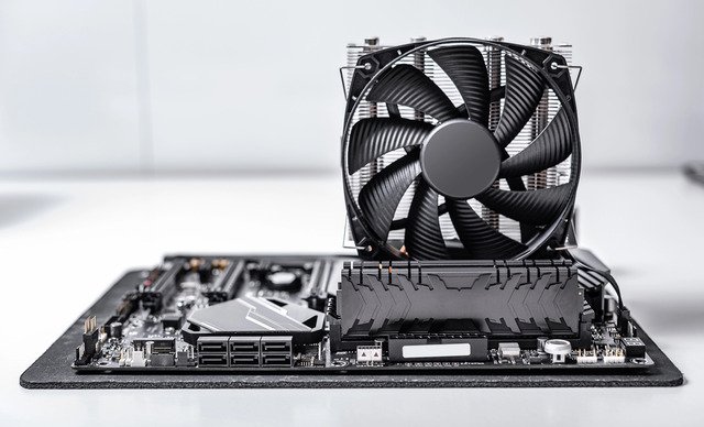 základní deska s RAM a chladičem CPU