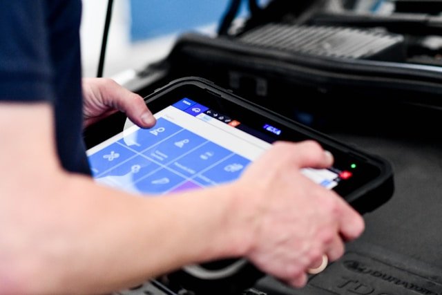diagnostický tablet v autoservisu