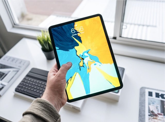 pracovní tablet v ruce
