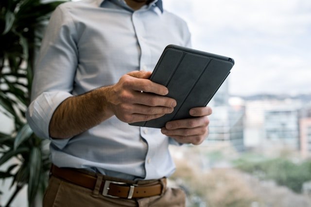 tablet v pouzdře