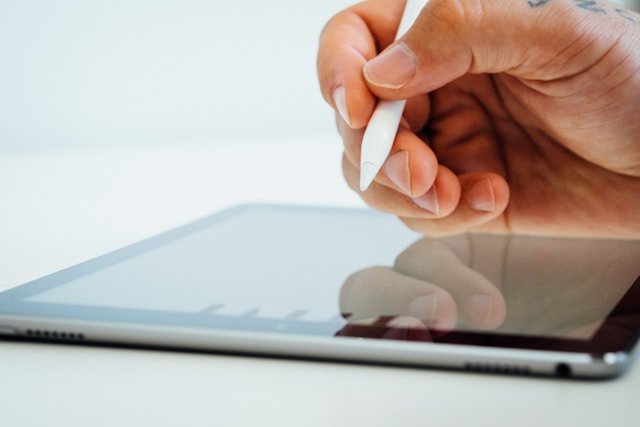 psaní se stylusem na tablet