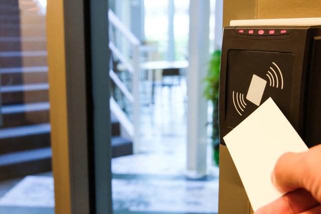 Identifikační karta a čtečka karet