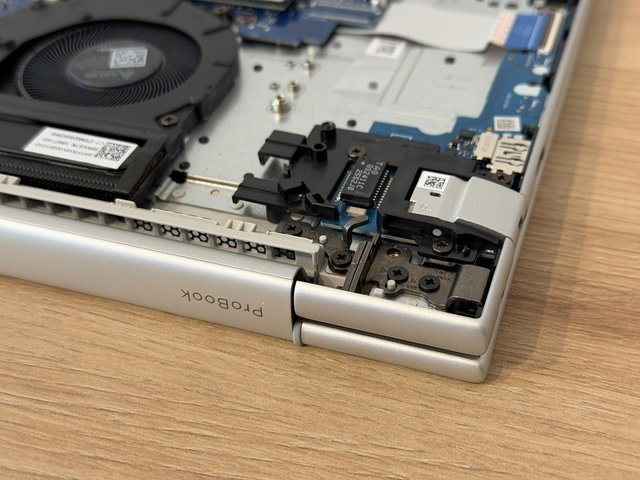 Otevřená zadní strana HP ProBook