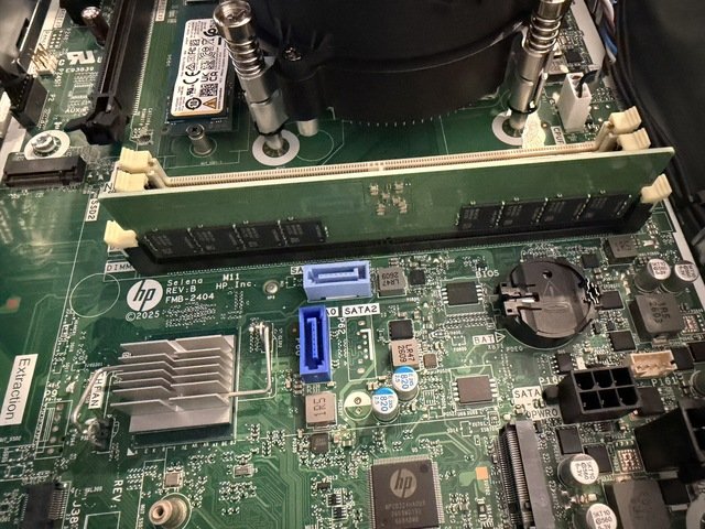 DIMM sloty v HP EliteDesk SFF