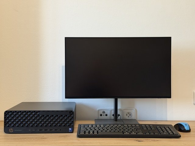 HP EliteDesk SFF spolu s monitorem, klávesnicí a myší