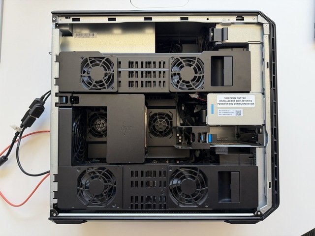 HP Z8 s odkrytým vnitřním chlazením