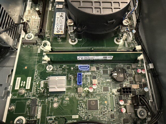 Sloty RAM na základní desce HP ProDesk SFF