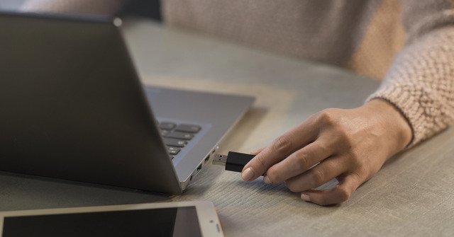 zapojování USB disku do notebooku