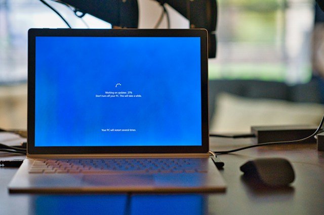 Notebook s aktualizujícím se Windows