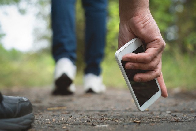 ztracený telefon na cestě