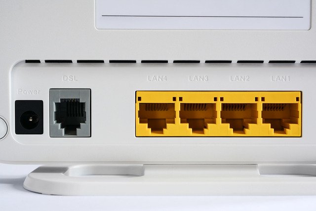 malý modem a router v jednom