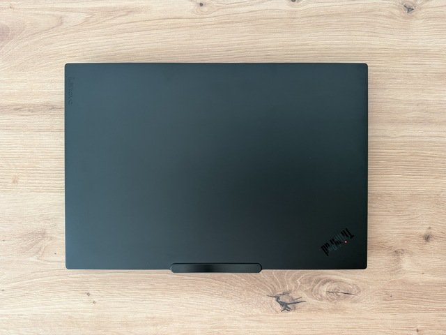 zavřený notebook Lenovo Thinkpad