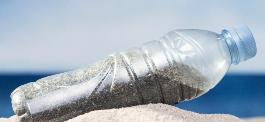 Plastová lahev na pláži
